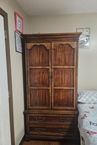 Traditional medium wood - traditional,